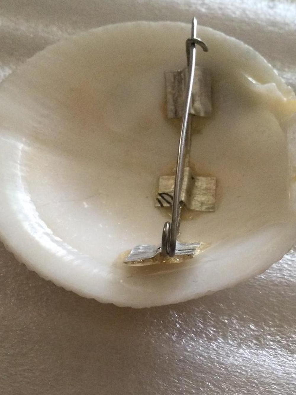 Vintage Shell Pin - Picture 3 of 3